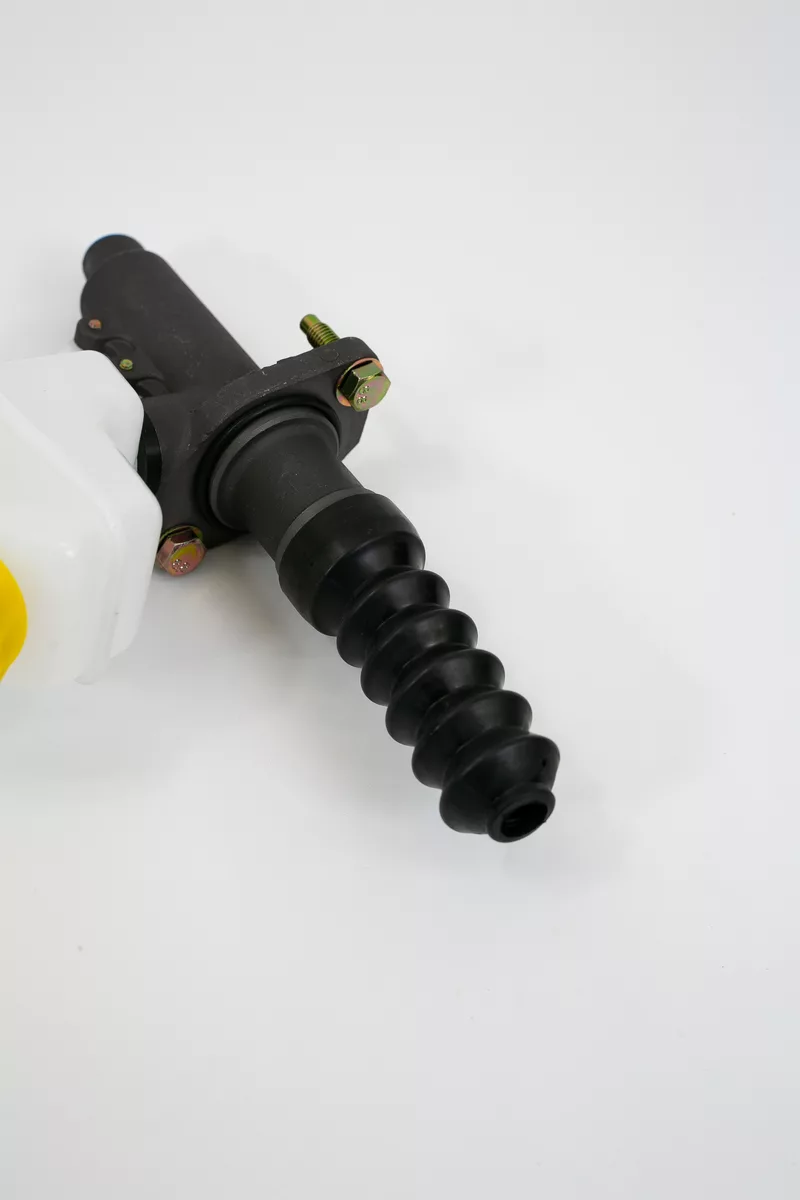 Главный цилиндр сцепления с бачком Carruchi Shacman F2000 KM7801001(DZ93189230090)