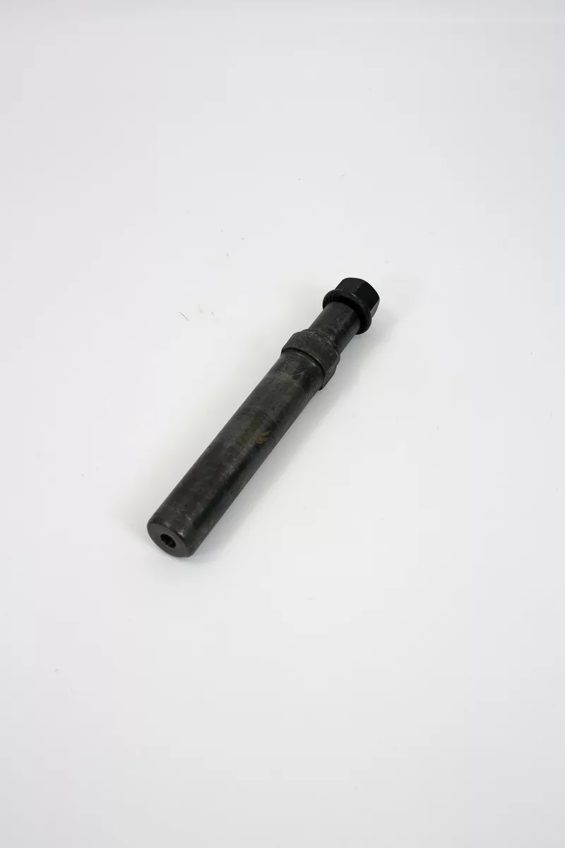 Палец передней рессоры Carruchi Shacman (под гидроцилиндр) KM0600009(DZ9100520007)