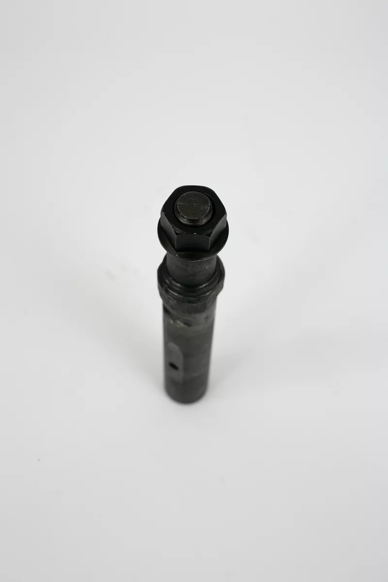Палец передней рессоры Carruchi Shacman (под гидроцилиндр) KM0600009(DZ9100520007)