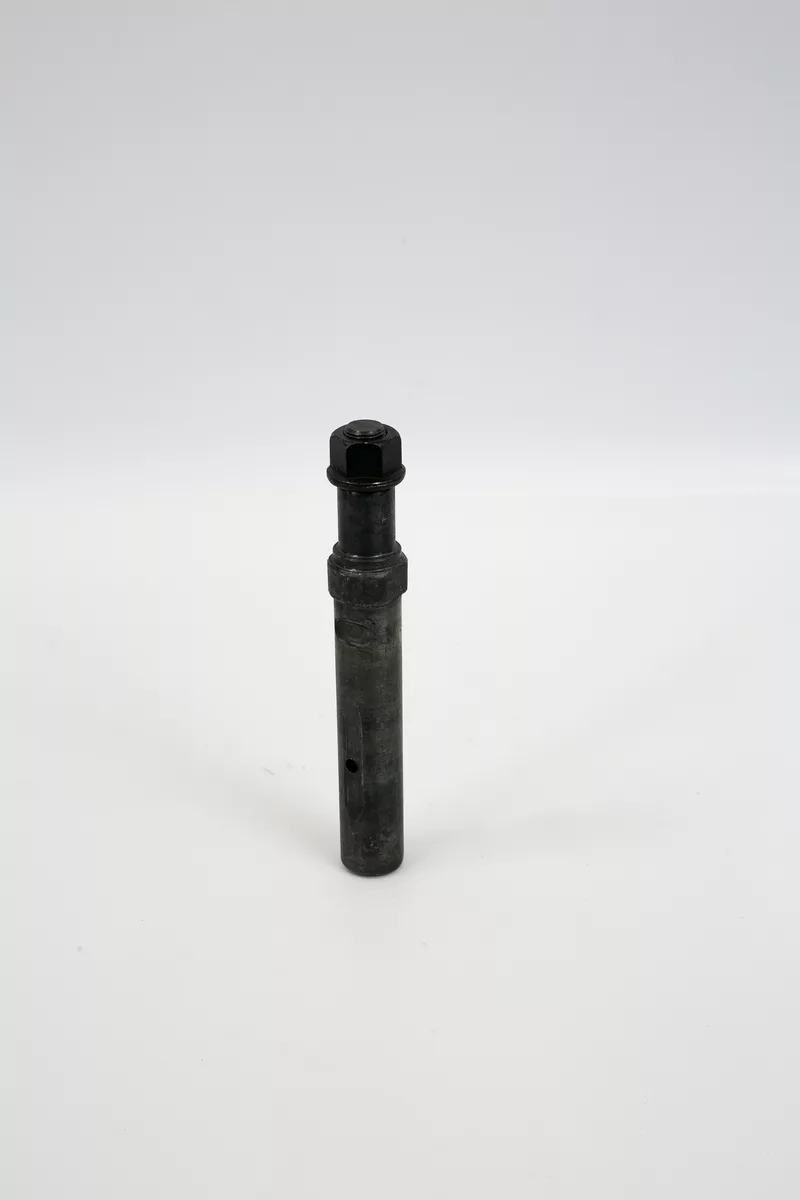 Палец передней рессоры Carruchi Shacman (под гидроцилиндр) KM0600009(DZ9100520007)