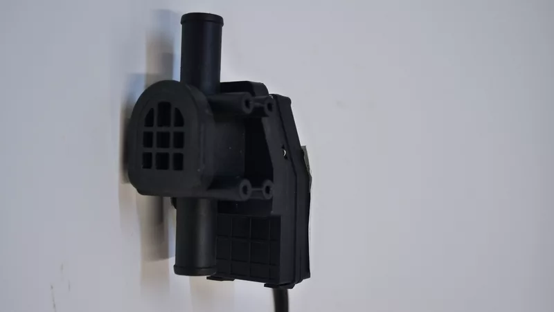 Кран отопителя SHAANXI X3000 (2 выхода, квадратная фишка 5 пинов)(DZ15221840102)
